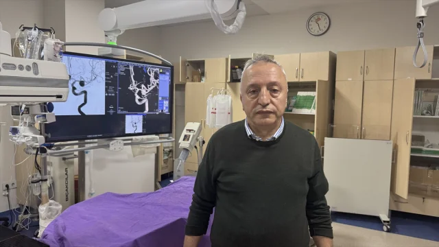 Kapalı Yöntem Ameliyat Beynindeki Dev Anevrizmadan Kurtulmas...