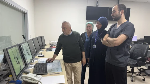Kapalı Yöntem Ameliyat Beynindeki Dev Anevrizmadan Kurtulmasını Sağladı