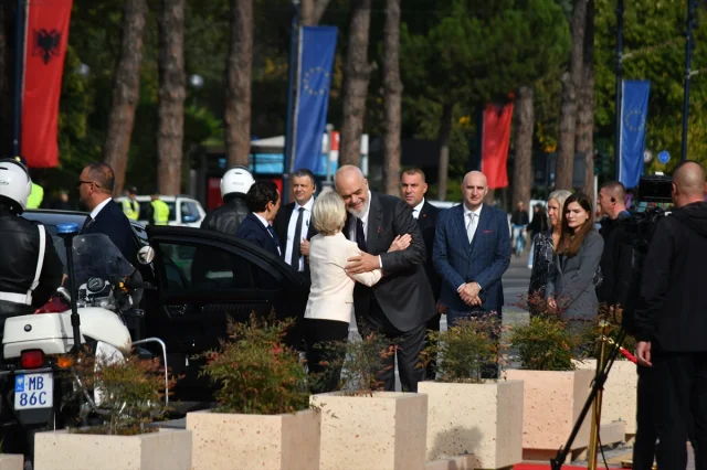 AB Komisyonu Başkanı Von der Leyen Arnavutluk'un Üyelik Sürecini Destekliyor