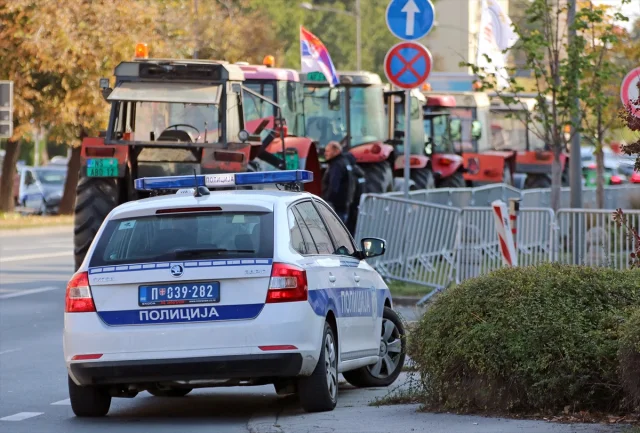 Sırbistan Hükümetine Traktörlü Uyarı Çiftçiler Yeniden Yollarda