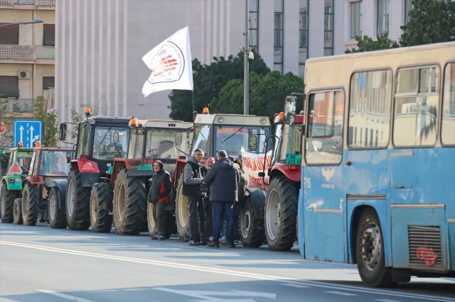 Sırbistan Hükümetine Traktörlü Uyarı Çiftçiler Yeniden Yollarda