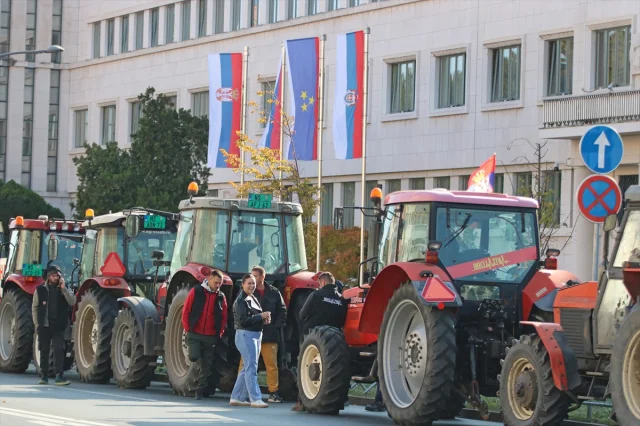 Sırbistan Hükümetine Traktörlü Uyarı Çiftçiler Yeniden Yollarda