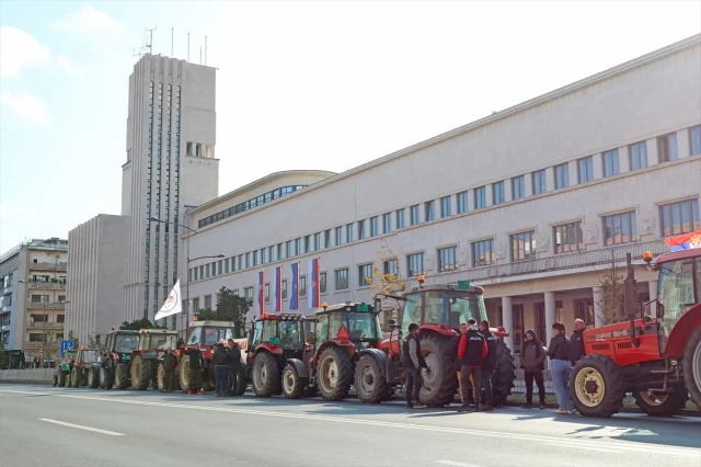 Sırbistan Hükümetine Traktörlü Uyarı Çiftçiler Yeniden Yollarda