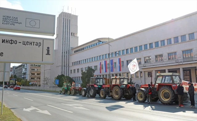 Sırbistan Hükümetine Traktörlü Uyarı Çiftçiler Yeniden Yollarda