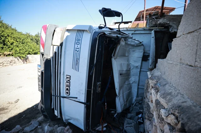 Mersin'de kamyon kazası mahalleliyi korkuttu