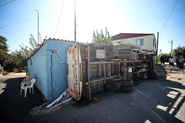 Mersin'de kamyon kazası mahalleliyi korkuttu