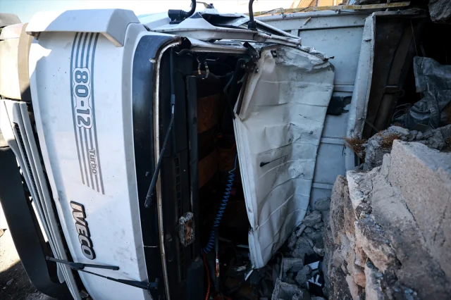 Mersin'de kamyon kazası mahalleliyi korkuttu