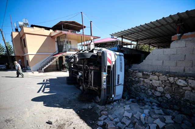 Mersin'de kamyon kazası mahalleliyi korkuttu