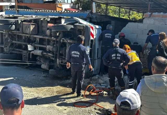 Mersin'de kamyon kazası mahalleliyi korkuttu
