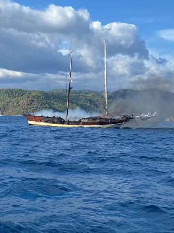 Fethiye Kıyılarında Yangın Çıkan Tekne Denizle Buluştu