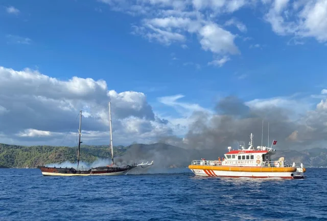 Fethiye Kıyılarında Yangın Çıkan Tekne Denizle Buluştu