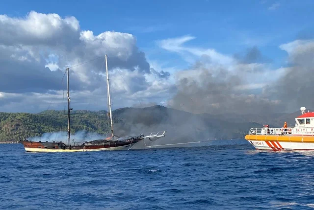 Fethiye Kıyılarında Yangın Çıkan Tekne Denizle Buluştu