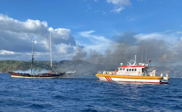 Fethiye Kıyılarında Yangın Çıkan Tekne Denizle Buluştu