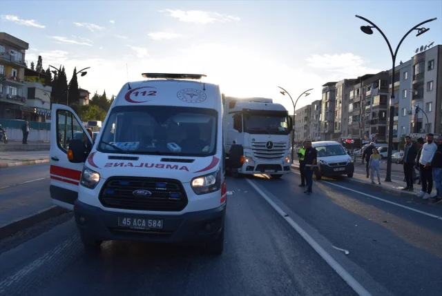 Manisa'da Gerilim Dolu Anlar: Kamyon Gencin Hayatını Tehlike...