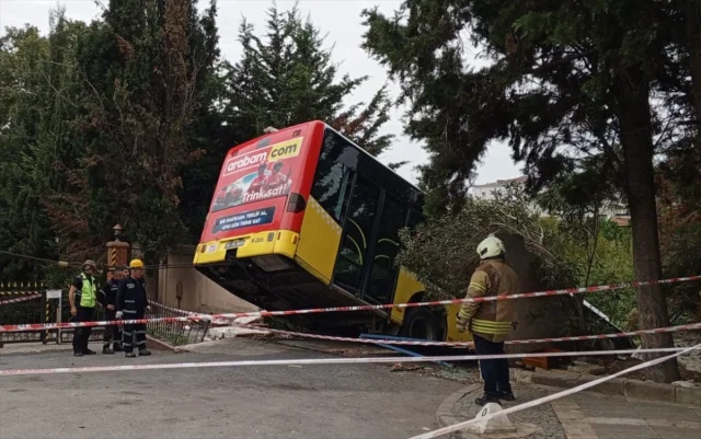 İstanbul'da freni çekilmeyen İETT otobüsü tehlikeyi beraberi...