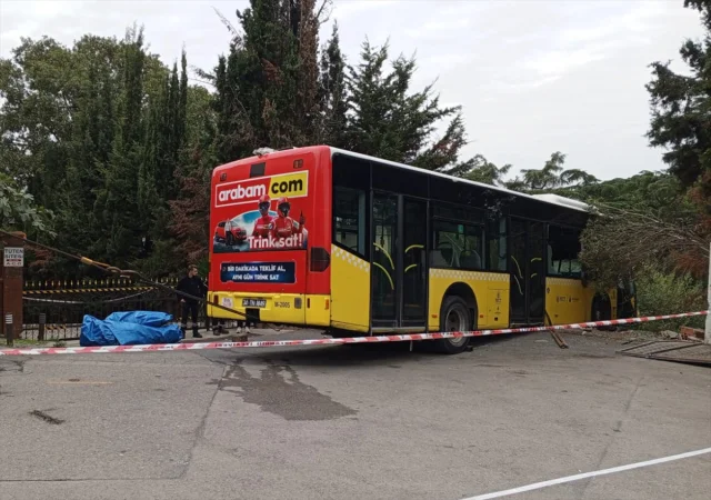 İstanbul'da freni çekilmeyen İETT otobüsü tehlikeyi beraberinde getirdi