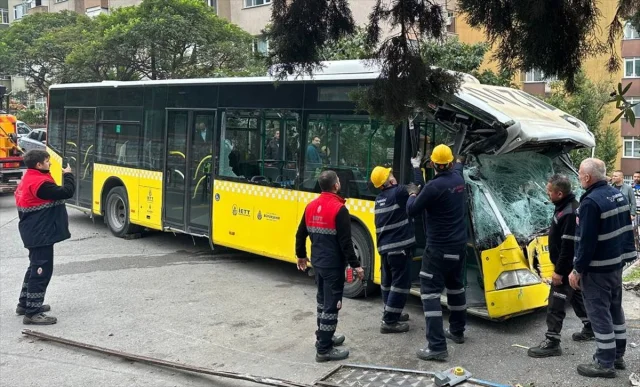 Üsküdar'da El Freni Çekilmeyen Otobüsün Şok Edici Kazası