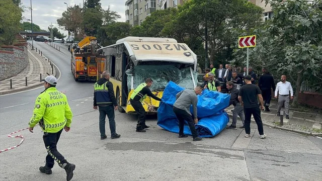 Üsküdar'da El Freni Çekilmeyen Otobüsün Şok Edici Kazası
