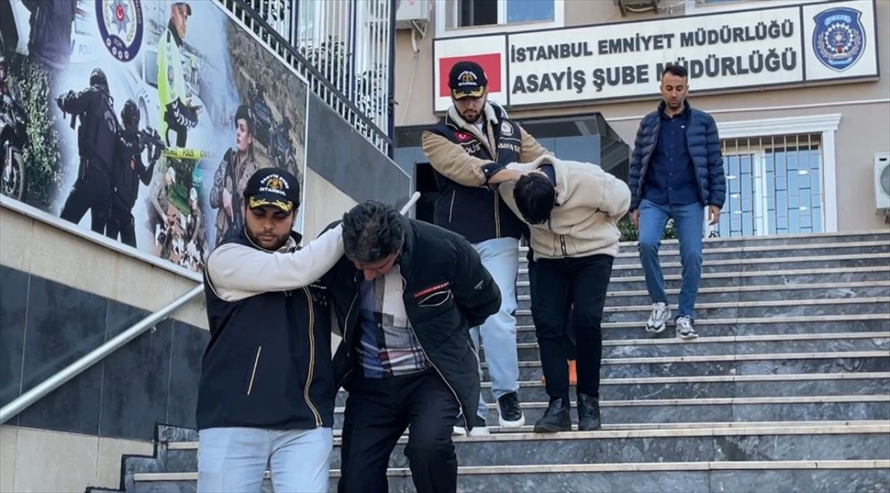 Fatih'te turistlerin parası akıl almaz yöntemle çalındı