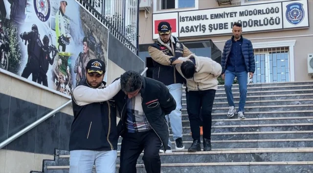 Fatih'te turistlerin parası akıl almaz yöntemle çalındı