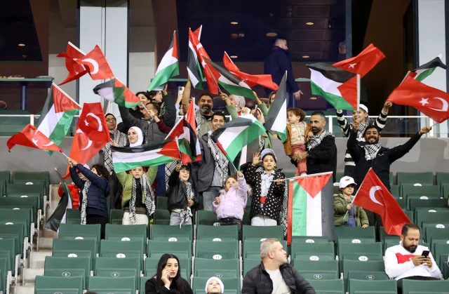 Filistinli Çocuklar Türkiye-Gürcistan Maçı Heyecanını Yaşıyo...