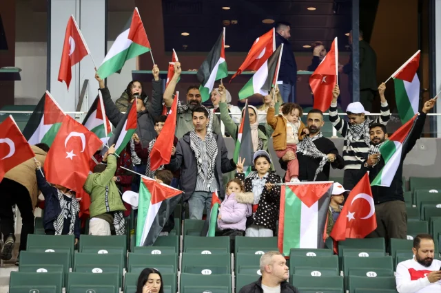 Filistinli Çocuklar Türkiye-Gürcistan Maçı Heyecanını Yaşıyor