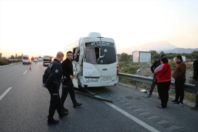 Denizli'de korkunç kaza: Kamyonun çarptığı minibüste can kaybı