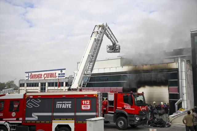 Ankara'da Sanayi Sitesinde Korkutan Yangın Söndürüldü