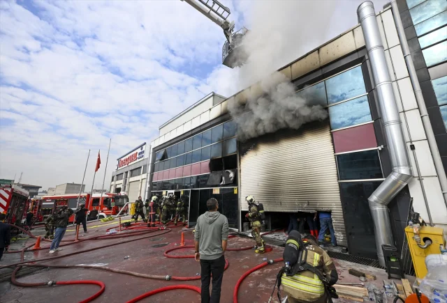 Ankara'da Sanayi Sitesinde Korkutan Yangın Söndürüldü