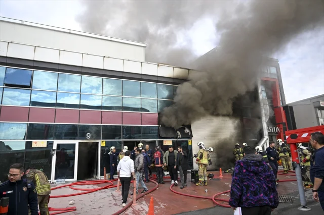 Ankara'da Sanayi Sitesinde Korkutan Yangın Söndürüldü