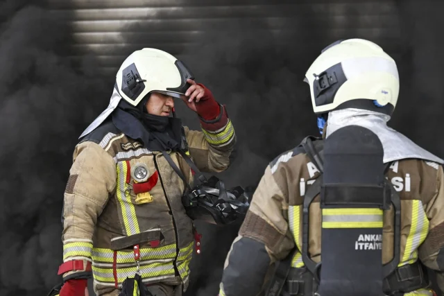 Ankara'da Sanayi Sitesinde Korkutan Yangın Söndürüldü