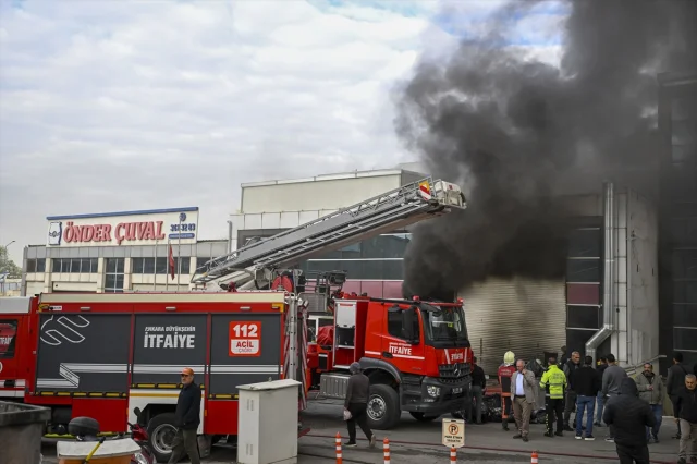 Ankara'da Sanayi Sitesinde Korkutan Yangın Söndürüldü