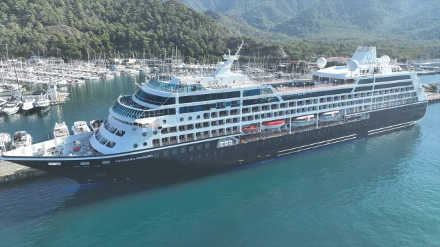 "Azamara Onward" Marmaris'e Turist Akını Yaşattı