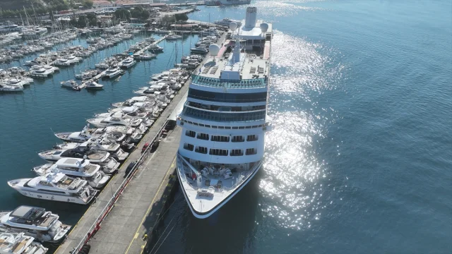 "Azamara Onward" Marmaris'e Turist Akını Yaşattı