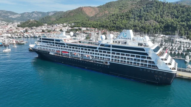 "Azamara Onward" Marmaris'e Turist Akını Yaşattı