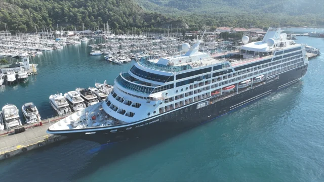 "Azamara Onward" Marmaris'e Turist Akını Yaşattı