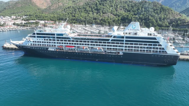 "Azamara Onward" Marmaris'e Turist Akını Yaşattı