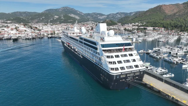 "Azamara Onward" Marmaris'e Turist Akını Yaşattı