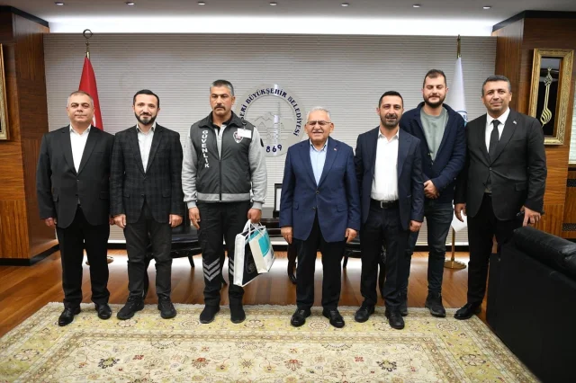 Kayseri'de Güvenlik Görevlisinin Kahramanlığı Tramvay Faciasını Önledi