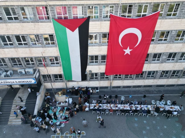 Şanlıurfa'da Gazze İçin Düzenlenen Kermes Büyük İlgi Gördü