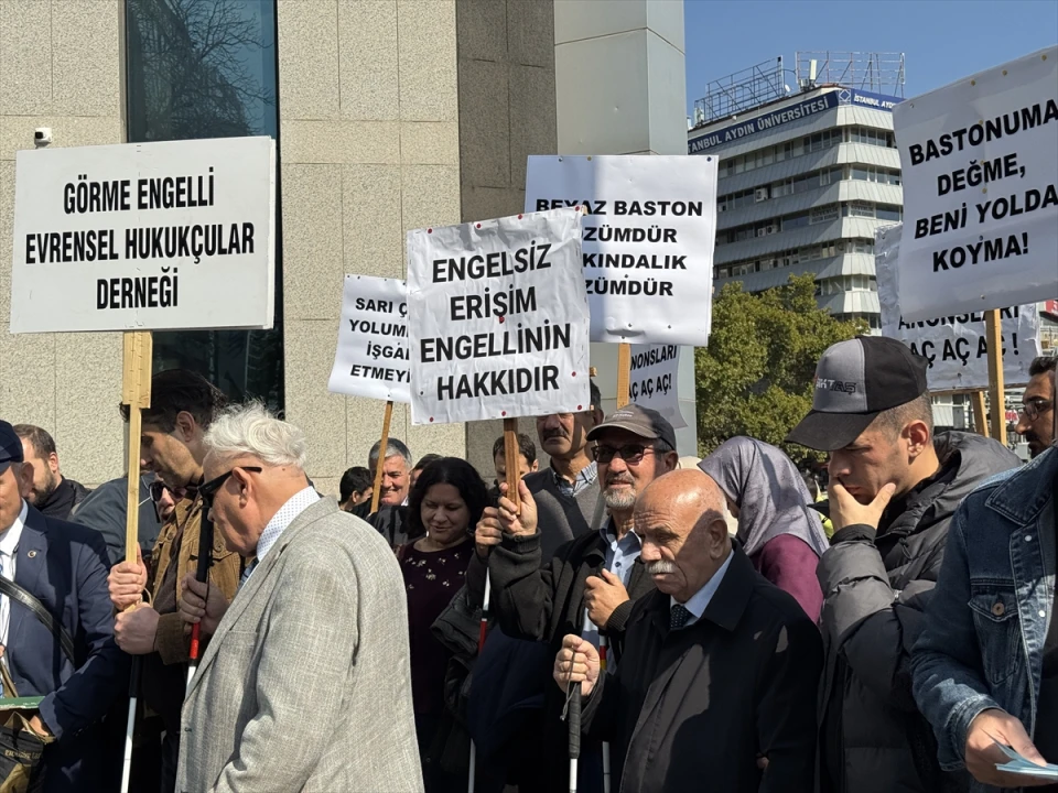 Görme Engelliler Ankara Caddelerinde Beyaz Bastonla Farkındalık Yarattı