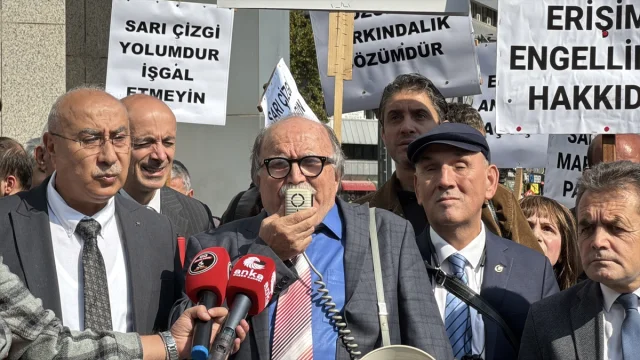Görme Engelliler Ankara Caddelerinde Beyaz Bastonla Farkındalık Yarattı