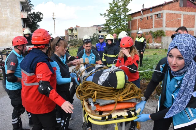 Samsun'da Gerçekçi Deprem Tatbikatı Göz Kamaştırdı