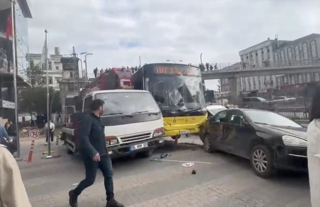Çekmeköy'de özel halk otobüsü kazasında korkutan anlar
