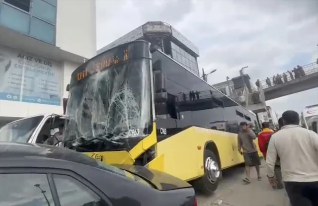 Çekmeköy'de özel halk otobüsü kazasında korkutan anlar