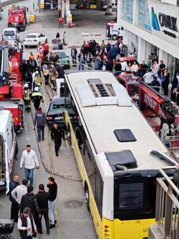 Çekmeköy'de özel halk otobüsü kazasında korkutan anlar