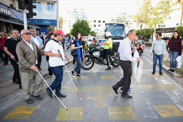 Antalya'da görme engelliler için anlamlı yürüyüş: Beyaz bastonun önemi