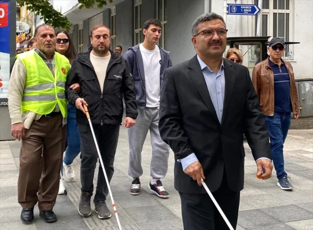 Çorum'da anlamlı etkinlik: Görme engelliler beyaz bastonla farkındalık yürüyüşünde buluştu