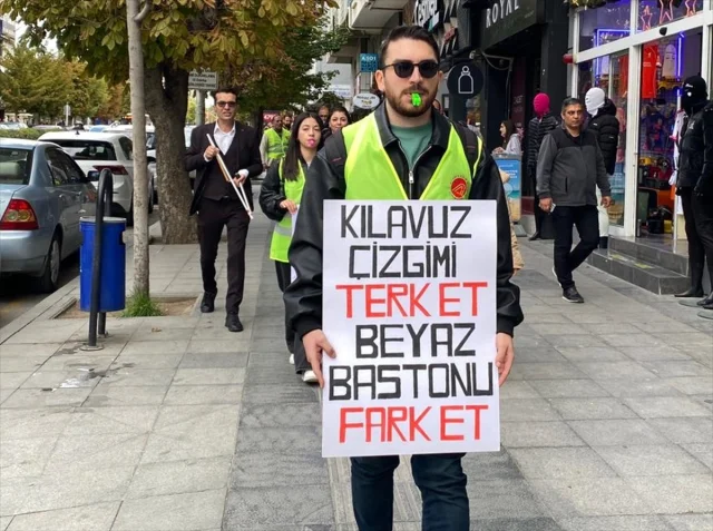 Çorum'da anlamlı etkinlik: Görme engelliler beyaz bastonla farkındalık yürüyüşünde buluştu