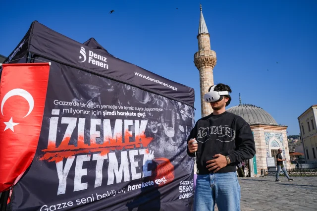 İzmir'de Gazze İçin "İzlemek Yetmez" Etkinliği Sürüyor